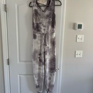 Anistar Women's Gray and White Tie-Dye Jumpsuit Size: Small